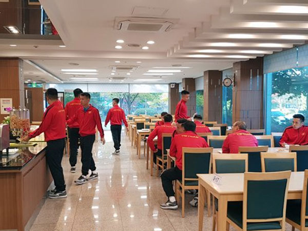 Tuyển Việt Nam kín như bưng, thiết quân luật tại Hàn Quốc