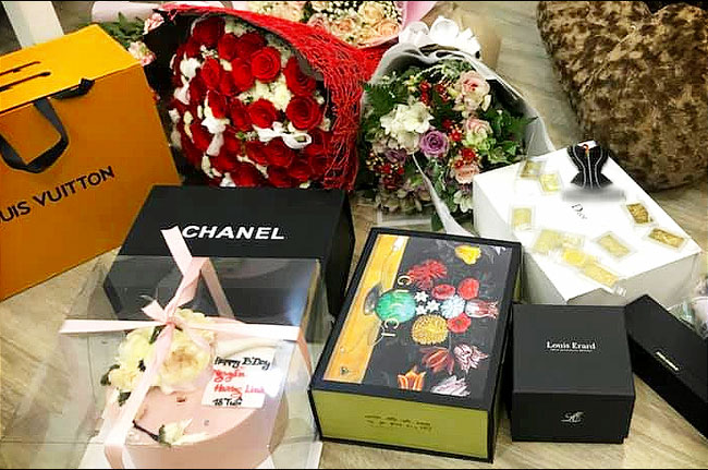 Mẹ đơn thân xinh đẹp gây choáng MXH khi khoe quà sinh nhật hàng trăm triệu đồng, vàng đếm mỏi tay, đồ hiệu chất đầy nhà