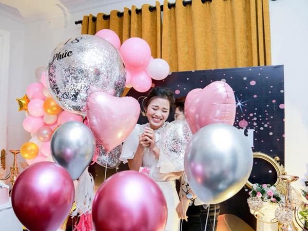 Mẹ đơn thân xinh đẹp gây choáng MXH khi khoe quà sinh nhật hàng trăm triệu đồng, vàng đếm mỏi tay, đồ hiệu chất đầy nhà