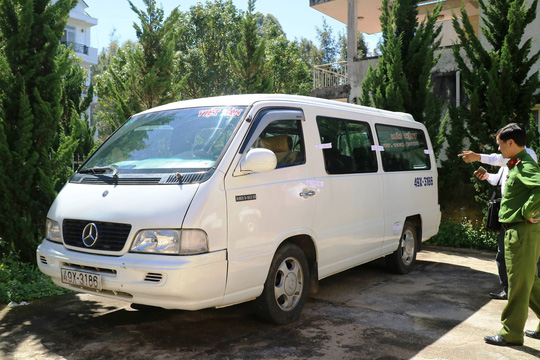 Tài xế húc công an trên phố khi đi vào đường cấm ra trình diện