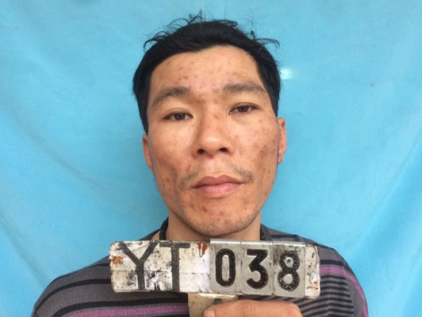 Tay dao, tay lựu đạn đe dọa công an tại trụ sở UBND xã