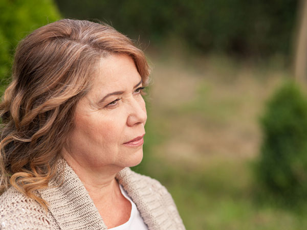 Mẹ chồng gọi điện dằn mặt thông gia vì vay tiền con gái mua thuốc, tôi đã nói một câu khiến bà im bặt