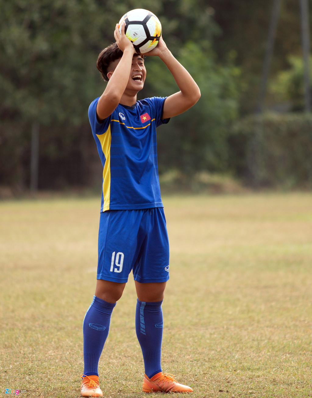 U19 Việt Nam phải tập bóng ném vì mặt sân tại Indonesia quá xấu