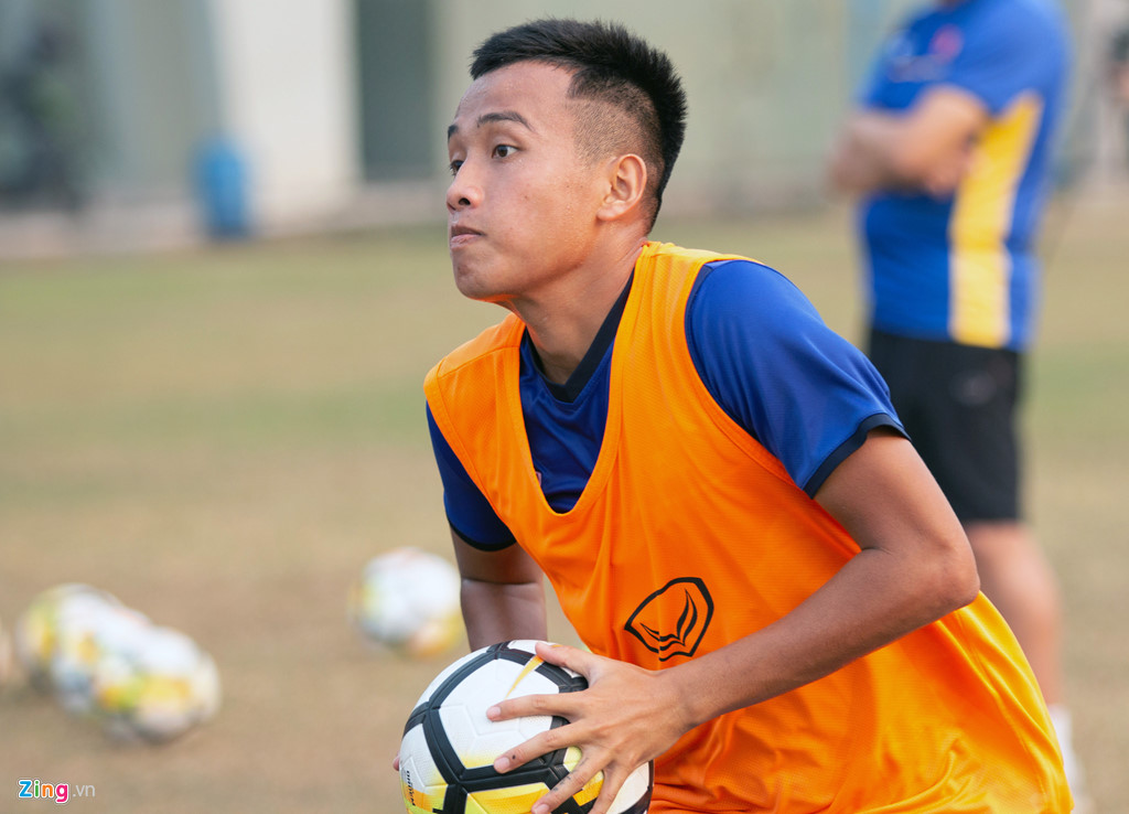 U19 Việt Nam phải tập bóng ném vì mặt sân tại Indonesia quá xấu