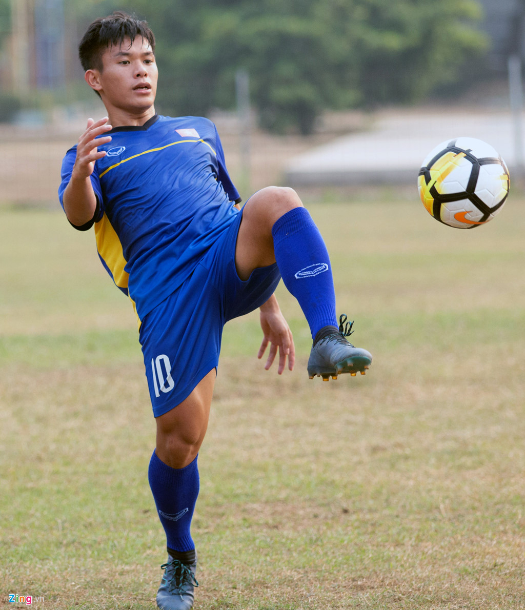 U19 Việt Nam phải tập bóng ném vì mặt sân tại Indonesia quá xấu