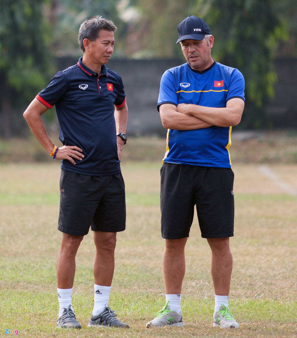 U19 Việt Nam phải tập bóng ném vì mặt sân tại Indonesia quá xấu