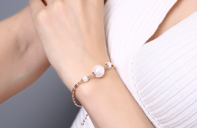 Thấy lắc tay trong túi chồng, tôi hạnh phúc vì có quà 20/10 sớm nhưng hôm sau ngỡ ngàng vì người này đang đeo nó