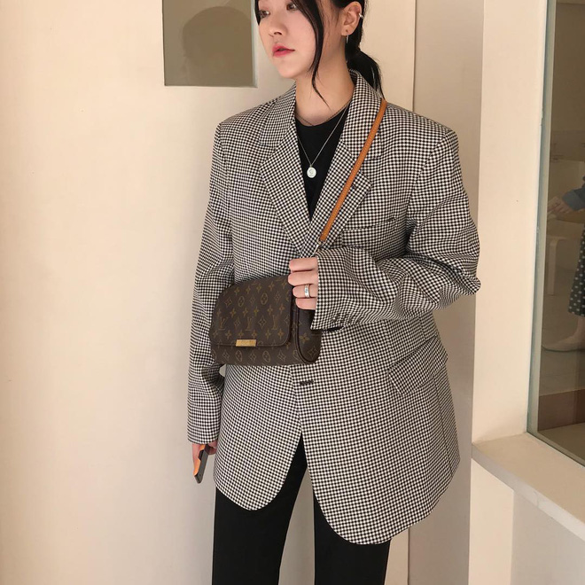 Áo blazer không hề một màu, nhàm chán bởi có ít nhất 5 biến tấu để các nàng thỏa sức làm điệu trong mùa lạnh năm nay