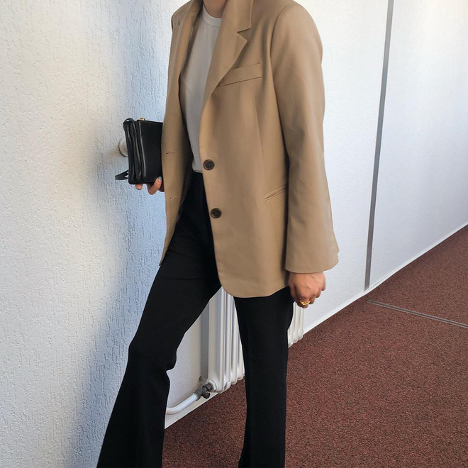 Áo blazer không hề một màu, nhàm chán bởi có ít nhất 5 biến tấu để các nàng thỏa sức làm điệu trong mùa lạnh năm nay