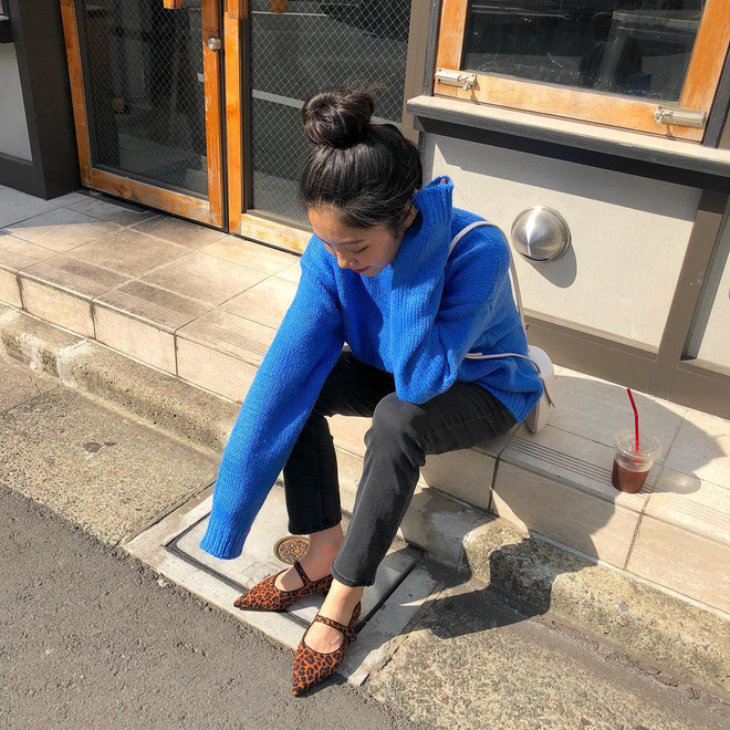 Thu Đông năm nay bạn cứ mua áo len màu mè đi, không mặc hết thì cũng dùng để quàng vai siêu xinh