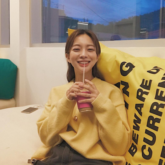 Thu Đông năm nay bạn cứ mua áo len màu mè đi, không mặc hết thì cũng dùng để quàng vai siêu xinh