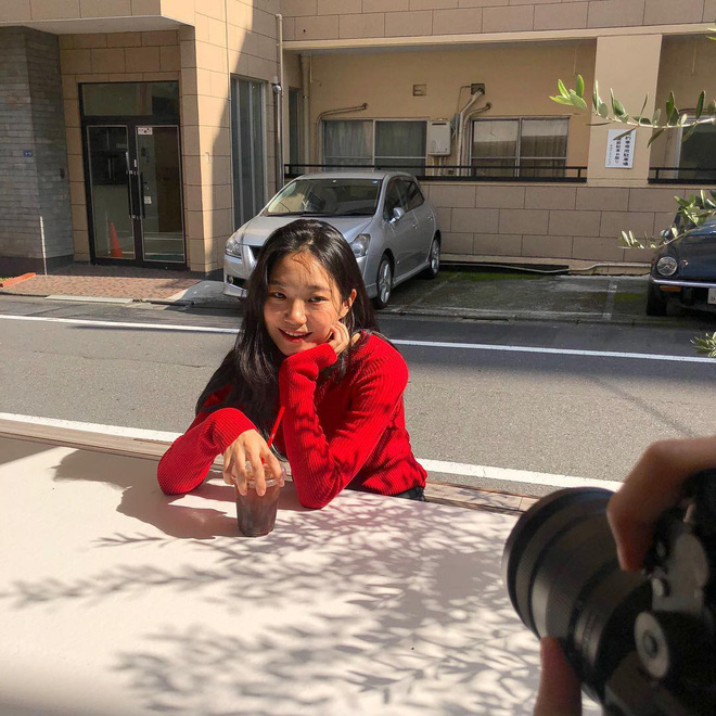 Thu Đông năm nay bạn cứ mua áo len màu mè đi, không mặc hết thì cũng dùng để quàng vai siêu xinh