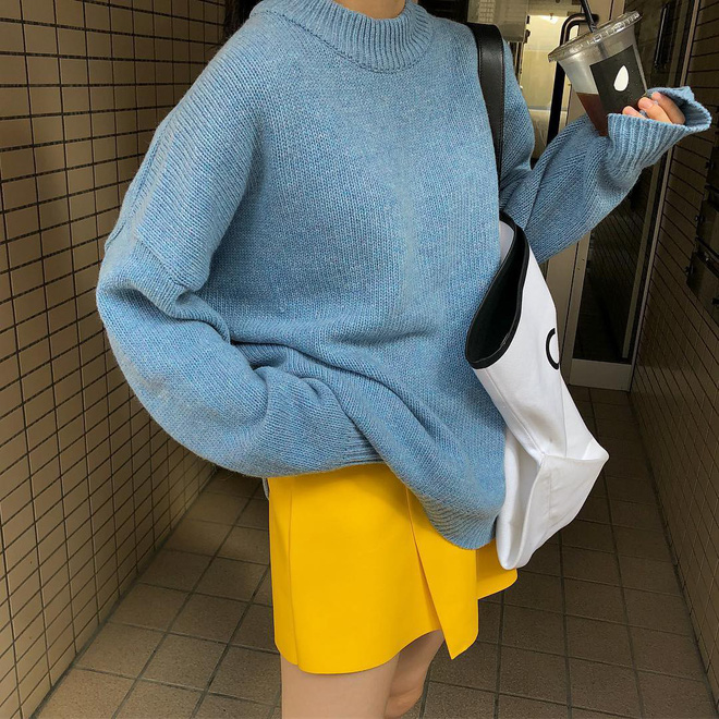 Thu Đông năm nay bạn cứ mua áo len màu mè đi, không mặc hết thì cũng dùng để quàng vai siêu xinh