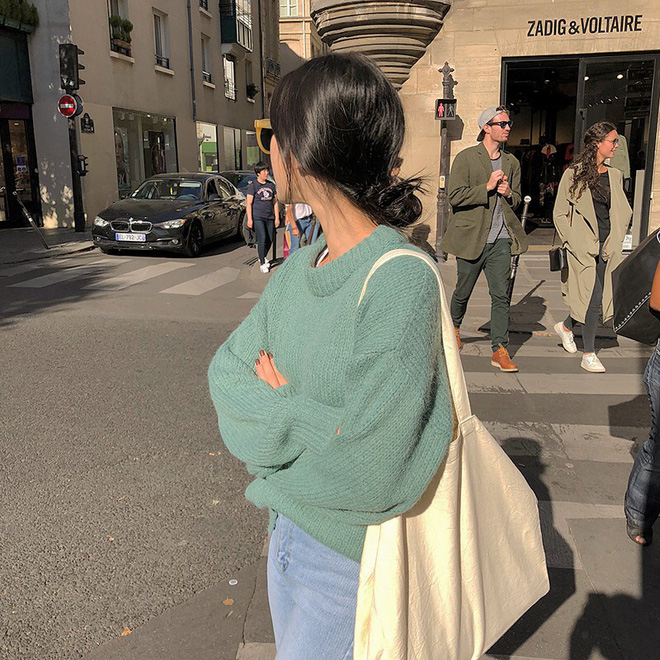 Thu Đông năm nay bạn cứ mua áo len màu mè đi, không mặc hết thì cũng dùng để quàng vai siêu xinh