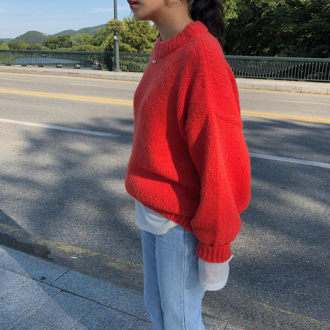 Thu Đông năm nay bạn cứ mua áo len màu mè đi, không mặc hết thì cũng dùng để quàng vai siêu xinh