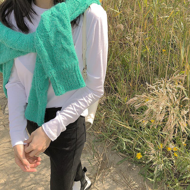 Thu Đông năm nay bạn cứ mua áo len màu mè đi, không mặc hết thì cũng dùng để quàng vai siêu xinh