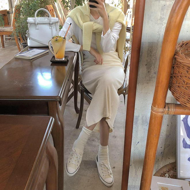 Thu Đông năm nay bạn cứ mua áo len màu mè đi, không mặc hết thì cũng dùng để quàng vai siêu xinh