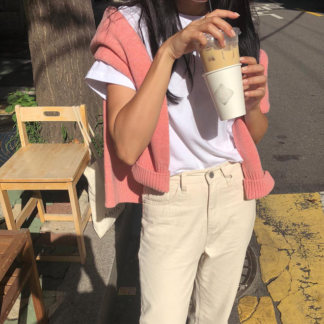 Thu Đông năm nay bạn cứ mua áo len màu mè đi, không mặc hết thì cũng dùng để quàng vai siêu xinh