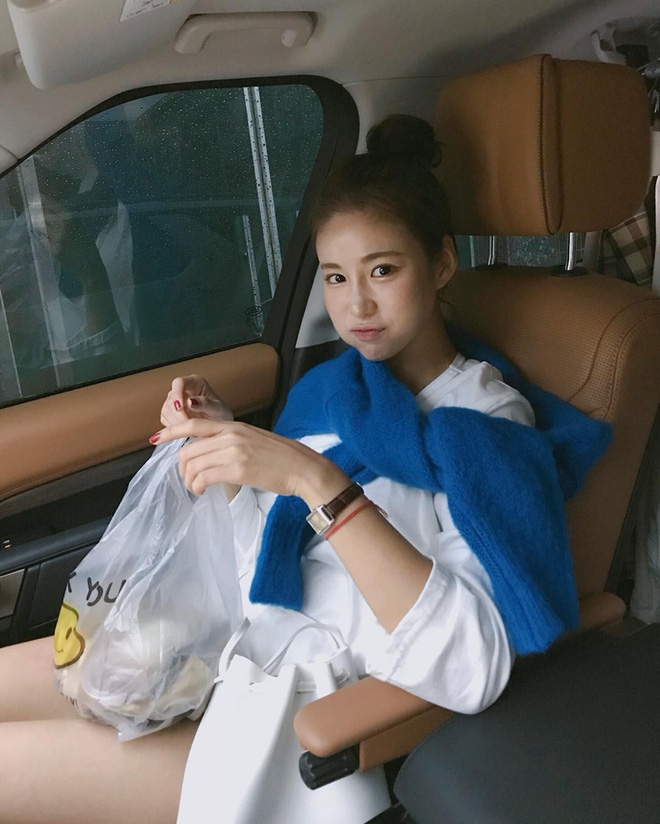 Thu Đông năm nay bạn cứ mua áo len màu mè đi, không mặc hết thì cũng dùng để quàng vai siêu xinh