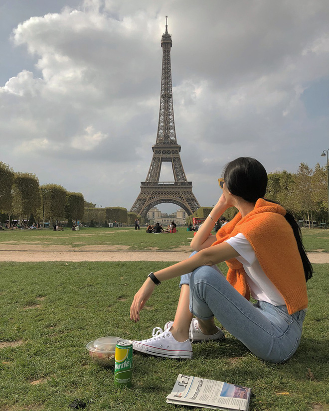 Thu Đông năm nay bạn cứ mua áo len màu mè đi, không mặc hết thì cũng dùng để quàng vai siêu xinh