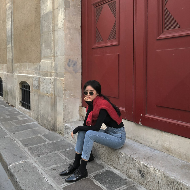 Thu Đông năm nay bạn cứ mua áo len màu mè đi, không mặc hết thì cũng dùng để quàng vai siêu xinh