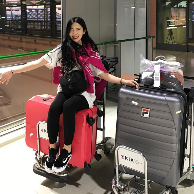 Thu Đông năm nay bạn cứ mua áo len màu mè đi, không mặc hết thì cũng dùng để quàng vai siêu xinh