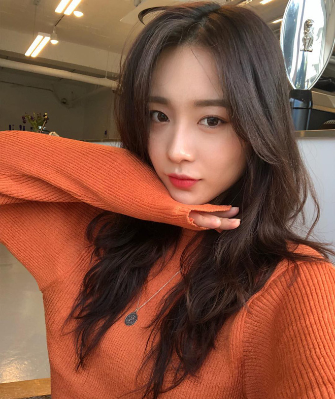 Thu Đông năm nay bạn cứ mua áo len màu mè đi, không mặc hết thì cũng dùng để quàng vai siêu xinh