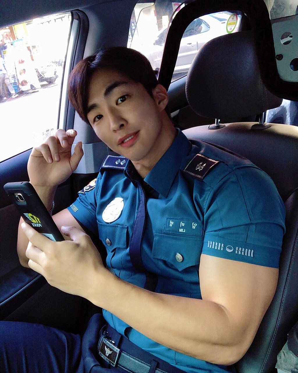 Nam cảnh sát Hàn Quốc điển trai, có thân hình chuẩn 6 múi