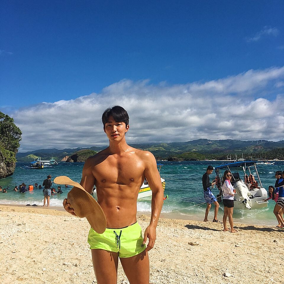 Nam cảnh sát Hàn Quốc điển trai, có thân hình chuẩn 6 múi