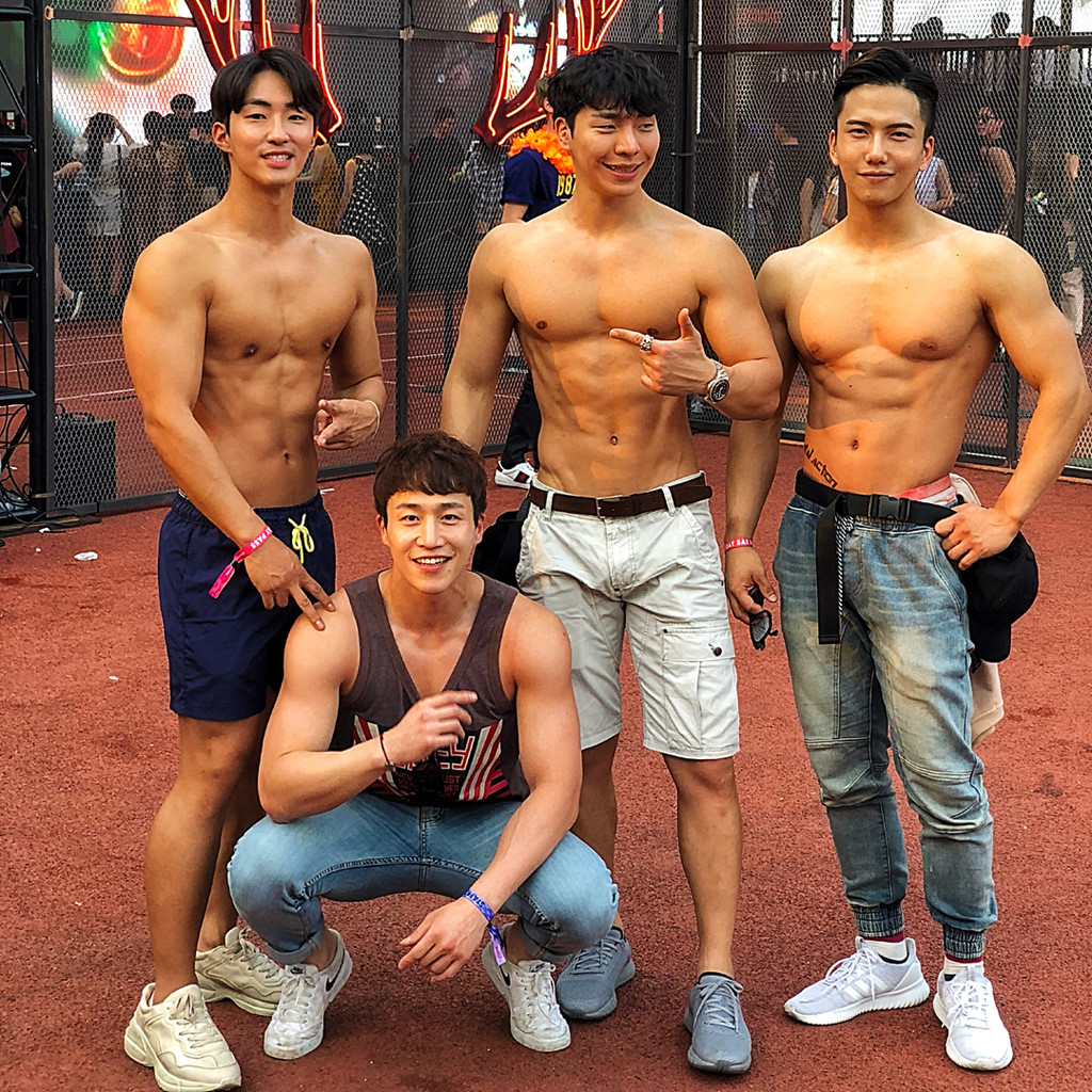 Nam cảnh sát Hàn Quốc điển trai, có thân hình chuẩn 6 múi