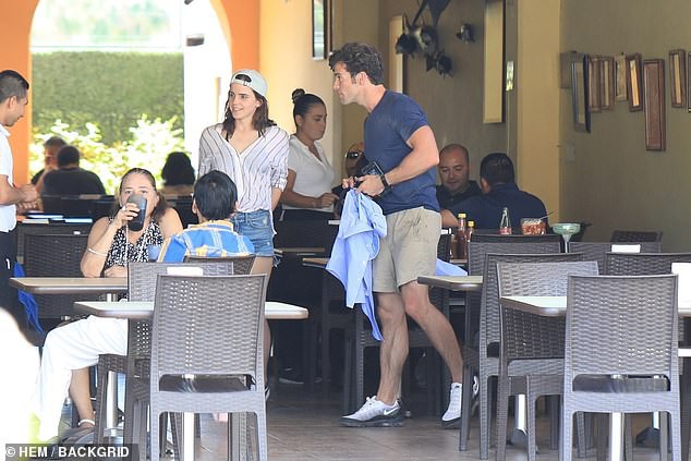 Sau 4 tháng chia tay người cũ, phù thủy Emma Watson đã lộ ảnh hôn đắm đuối bạn trai mới