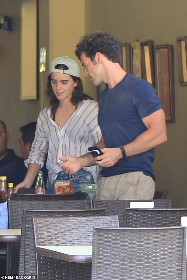 Sau 4 tháng chia tay người cũ, phù thủy Emma Watson đã lộ ảnh hôn đắm đuối bạn trai mới