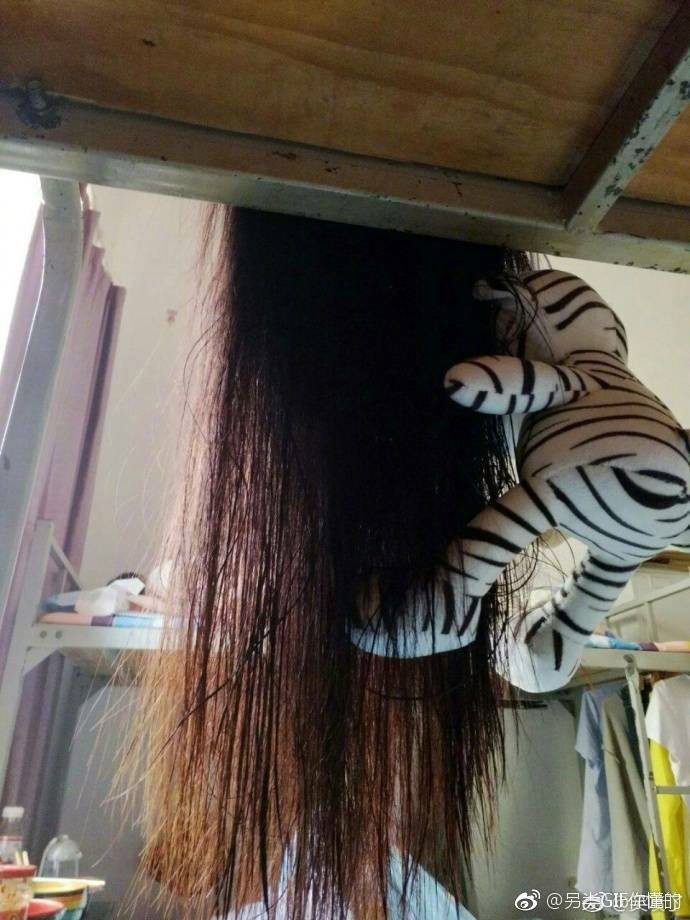 Truyện kinh dị siêu ngắn nhưng gây ám ảnh kinh niên ở ký túc xá: Đứa giường trên xõa tóc khi ngủ!