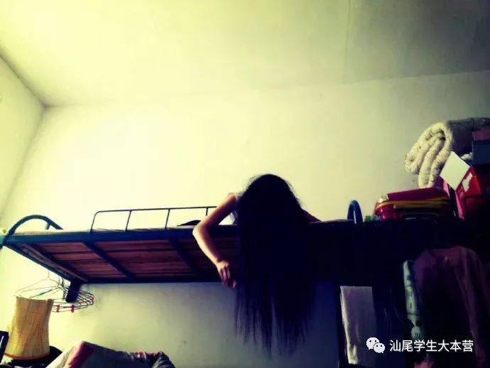 Truyện kinh dị siêu ngắn nhưng gây ám ảnh kinh niên ở ký túc xá: Đứa giường trên xõa tóc khi ngủ!