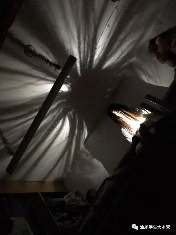 Truyện kinh dị siêu ngắn nhưng gây ám ảnh kinh niên ở ký túc xá: Đứa giường trên xõa tóc khi ngủ!