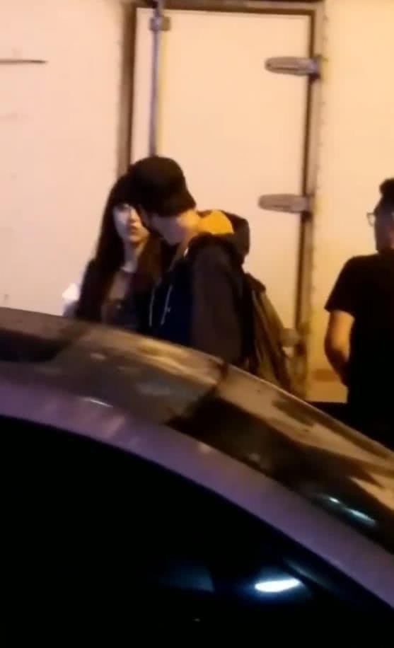 Không để thua Triệu Lệ Dĩnh, Lâm Canh Tân gấp gáp đưa Vương Lệ Khôn đi tìm phòng cưới đập tan tin đồn rạn nứt