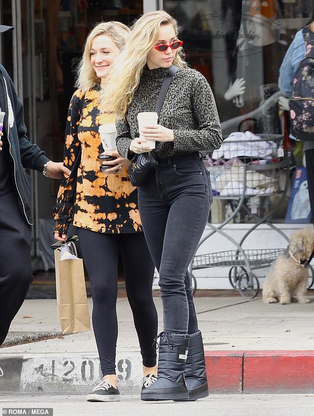 Miley Cyrus bị nghi đã mang thai con đầu lòng khi được bắt gặp đi sắm đồ em bé