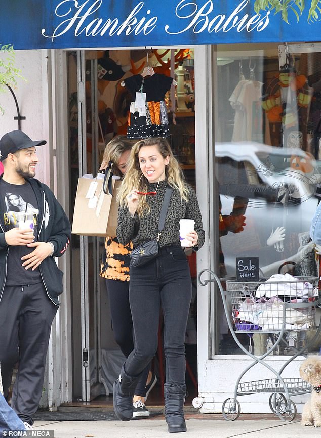 Miley Cyrus bị nghi đã mang thai con đầu lòng khi được bắt gặp đi sắm đồ em bé