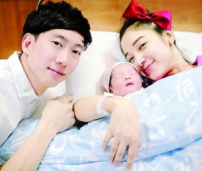 Cuộc đời mỹ nhân hot nhất Thái Lan: Chồng tù tội, anh trai là bố