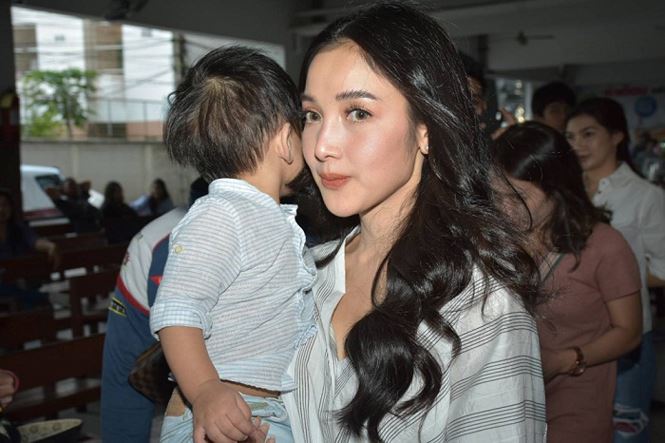 Cuộc đời mỹ nhân hot nhất Thái Lan: Chồng tù tội, anh trai là bố