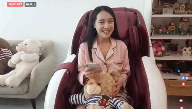 Livestream trò chuyện với khán giả, Nhã Phương lại để lộ vòng bụng lùm lùm giữa nghi vấn mang thai