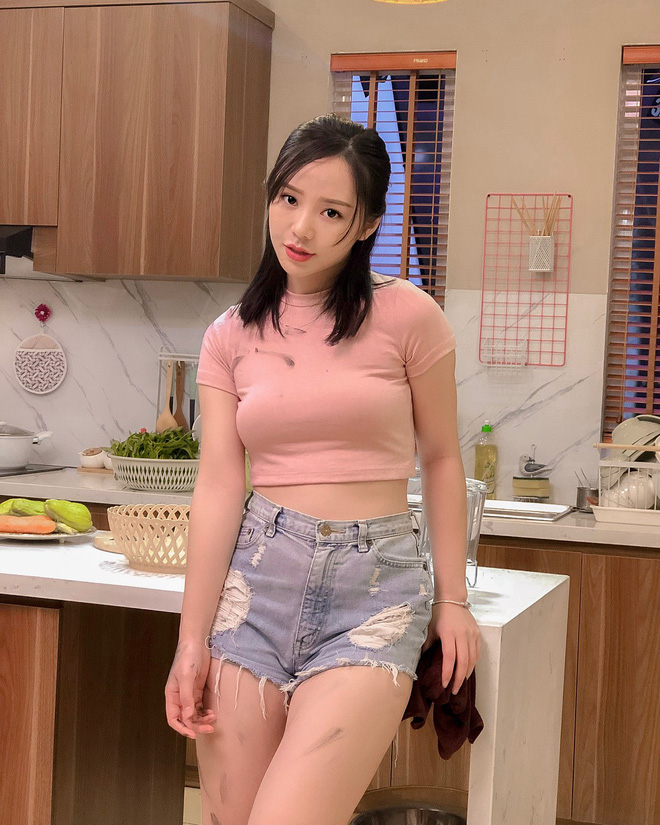 Loạt ảnh gợi cảm của Quỳnh Kool - em gái Lan cave chiếm sóng nhất hôm nay!