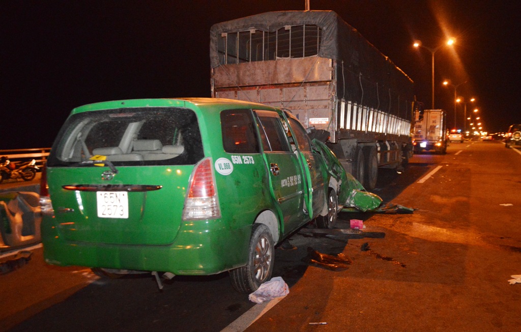 Tai nạn kinh hoàng trên cầu Cần Thơ, tài xế taxi cùng 2 hành khách tử vong