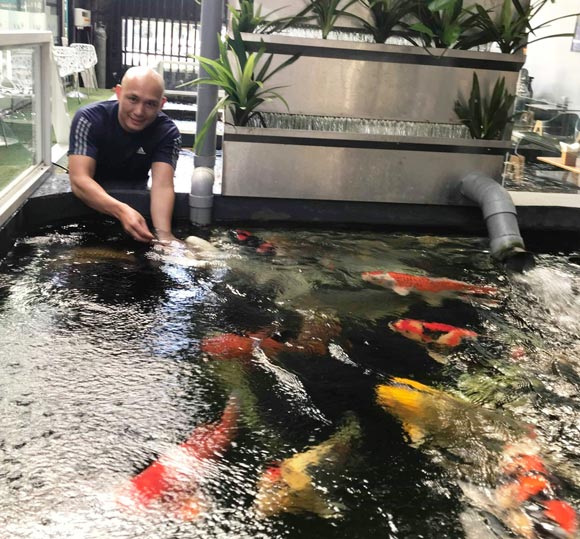 Hơn 300 chú cá quốc ngư xứ Mặt Trời mọc đẹp mê hồn của trai phố núi