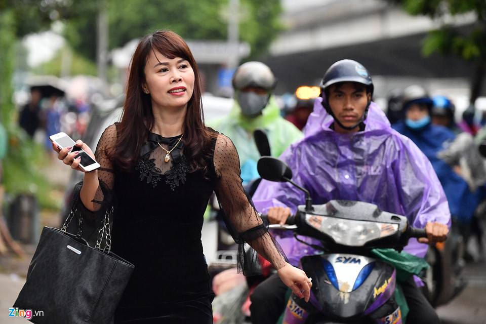 Bỏ ôtô chạy bộ đến cơ quan vì ùn tắc giao thông trong mưa lạnh