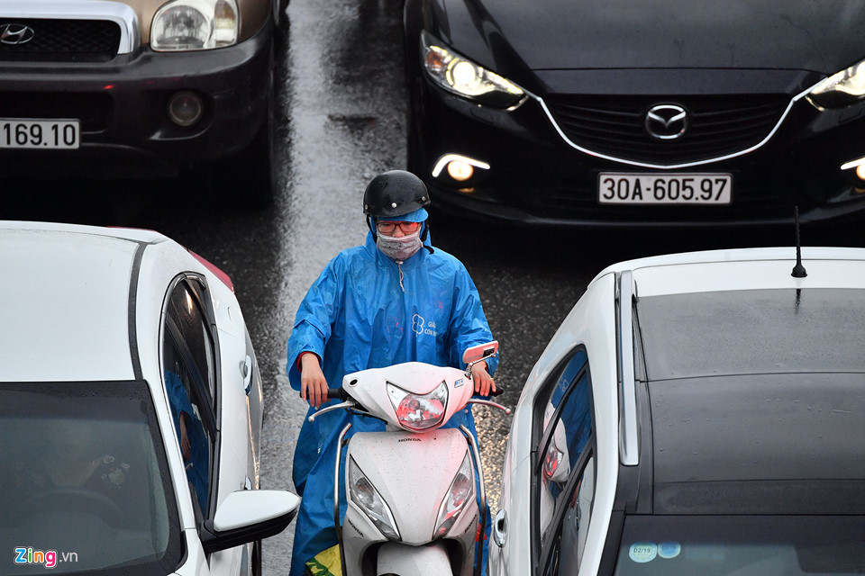 Bỏ ôtô chạy bộ đến cơ quan vì ùn tắc giao thông trong mưa lạnh