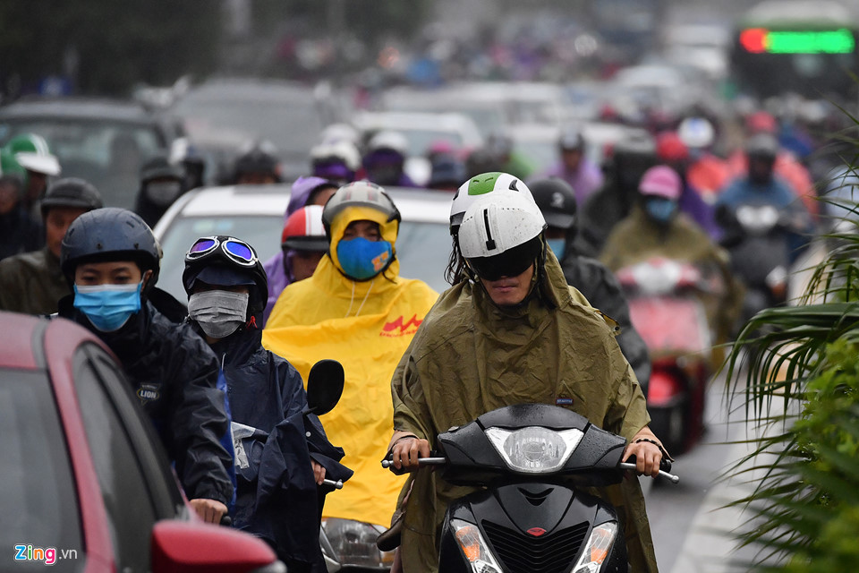 Bỏ ôtô chạy bộ đến cơ quan vì ùn tắc giao thông trong mưa lạnh