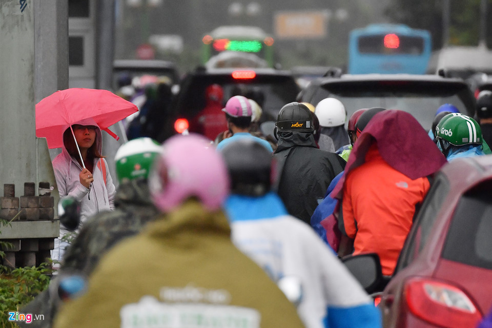Bỏ ôtô chạy bộ đến cơ quan vì ùn tắc giao thông trong mưa lạnh