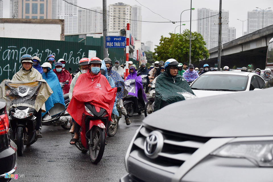 Bỏ ôtô chạy bộ đến cơ quan vì ùn tắc giao thông trong mưa lạnh