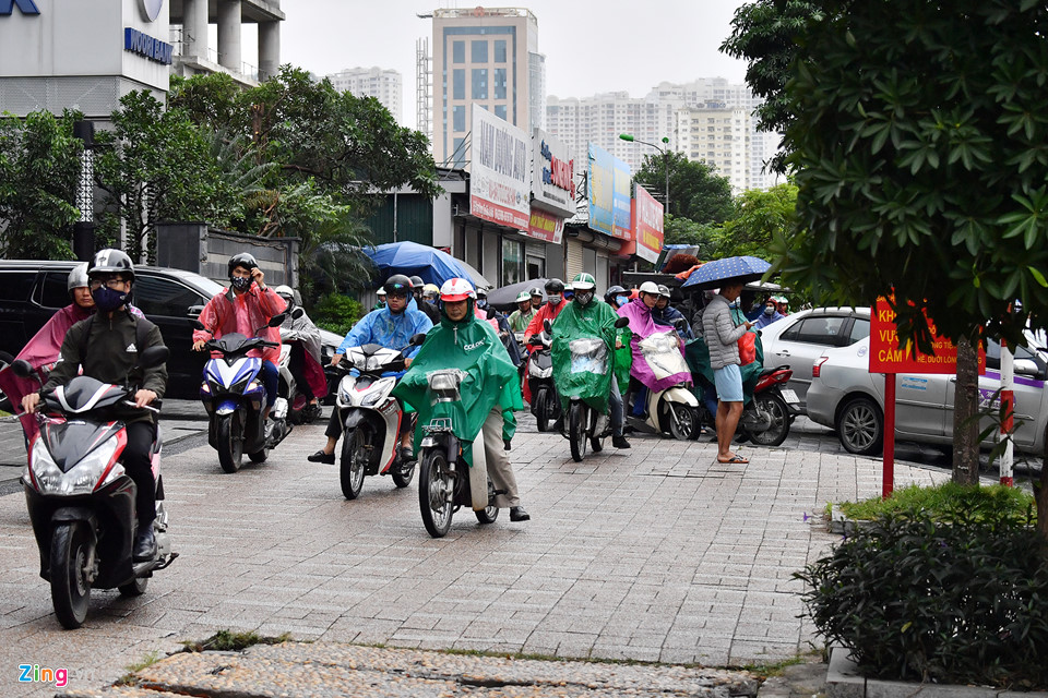 Bỏ ôtô chạy bộ đến cơ quan vì ùn tắc giao thông trong mưa lạnh